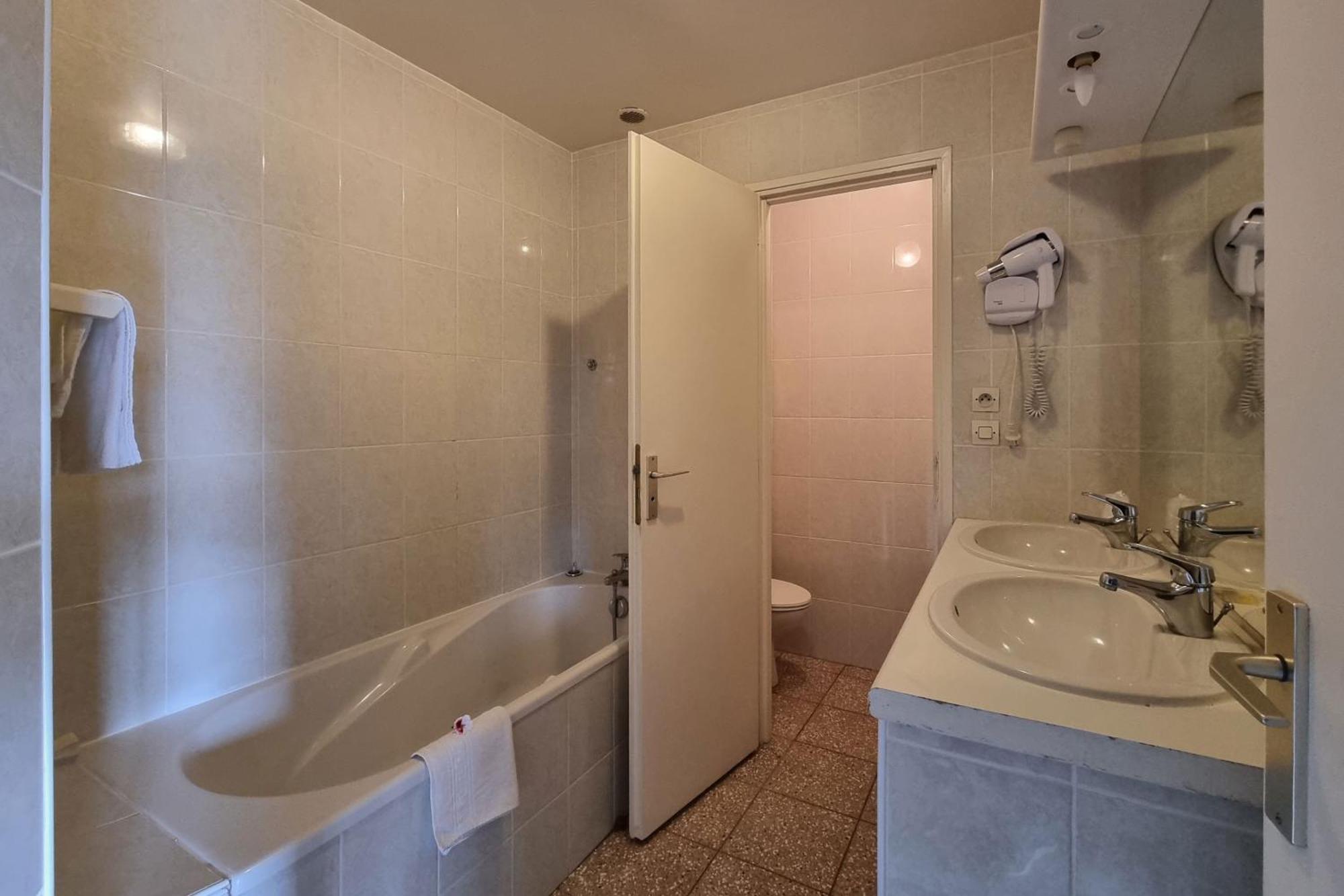 Le Catalan - Hotel Et Appartements モン・ルイ エクステリア 写真