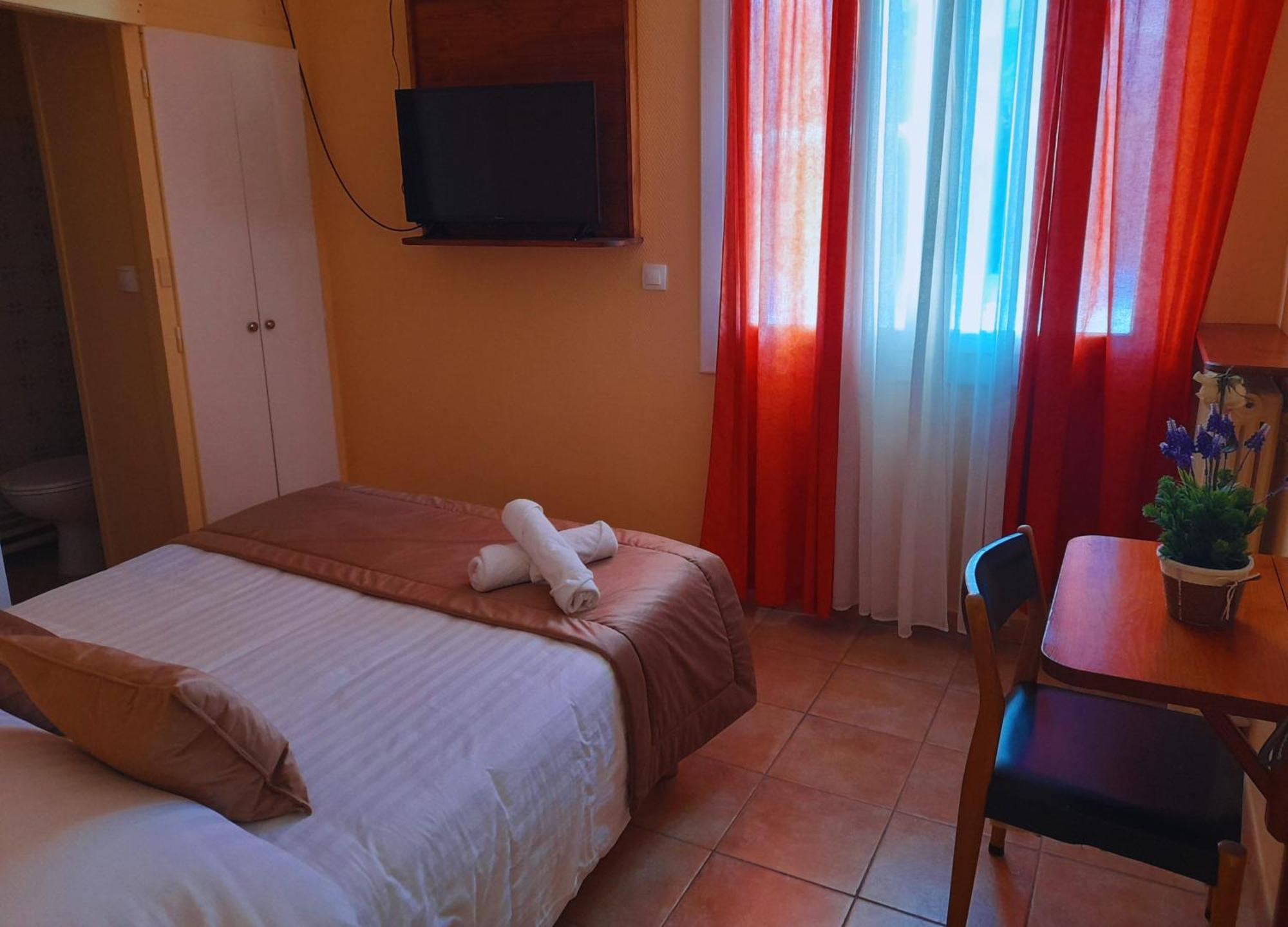 Le Catalan - Hotel Et Appartements モン・ルイ エクステリア 写真